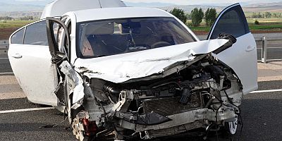 Kayseri’de lastiği patlayan otomobil takla attı: 2 yaralı