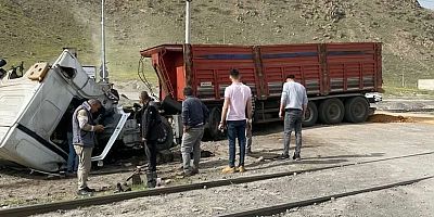 Kayseri’de Lokomotifin Çarptığı Tır Sürücüsü Hayatını Kaybetti