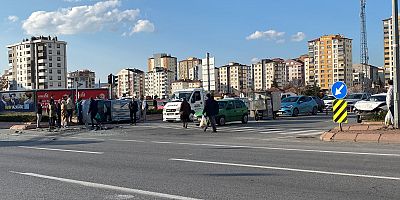 Kayseri’de Maddi Hasarlı Trafik Kazasına Araç Yan Yattı