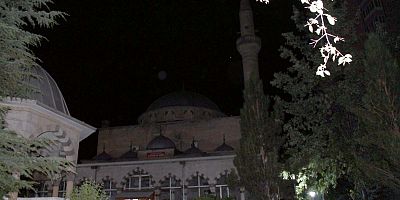 Kayseri'de, Minareden Atlayan Genç Yaralandı