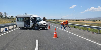 Kayseri'de Minibüs Sondaj Kamyonuna Çarptı: 6 Yaralı!