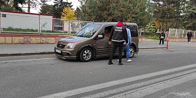 Kayseri’de Narkotik Ekipleri Okul Önlerinde 50 Kişi Sorgulandı
