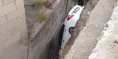 Kayseri’de Öğretmenin Arabası Caminin Bahçesine Düştü