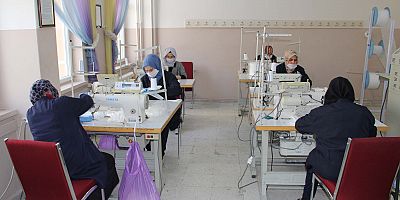 Kayseri'de Öğretmenler Günde 30 Bin Maske Üretiyor