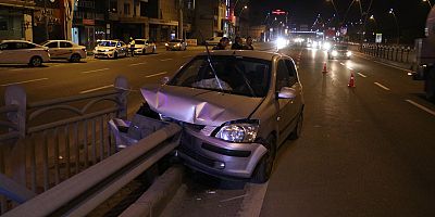 Kayseri'de otomobil bariyere çarptı: 4 yaralı
