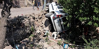 Kayseri'de Otomobil Evin Bahçesinde Devrildi: 1 Yaralı