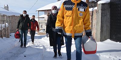 Kayseri'de Sağlık Çalışanlarının Zorlu Kış Şartlarında Aşı Çalışması