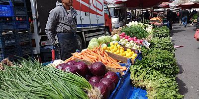 Kayseri’de Semt Pazarında Meyve-Sebze Fiyatları: Karpuz, Çilek ve Çağla Cep Yakıyor
