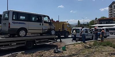 Kayseri’de Servis Aracı ve Minibüs Çarpıştı: 6 Yaralı