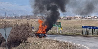 Kayseri’de Seyir Halindeki Otomobil Yandı