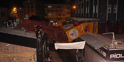 Kayseri'de Şiddetli Rüzgar Ağaçları Devirdi, Çatıları Uçurdu