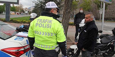 Kayseri’de sokağa çıkma yasağına uymayan Suriyeliye para cezası