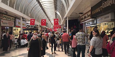 Kayseri'de Sosyal Mesafe Unutuldu, Maskeler Çene Altında