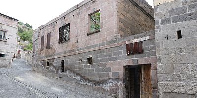 Kayseri'de Tarihi Evin Çatısı Çöktü: 2 Yaralı!