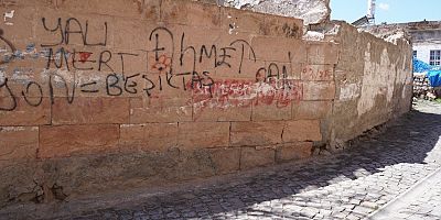 Kayseri’de Tarihi Yapılara Sprey Boyalı Saldırı