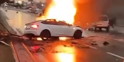 Kayseri’de Tesla Marka Otomobil Ağaca Çarparak Alev Alıp Küle Döndü: 1 Ölü