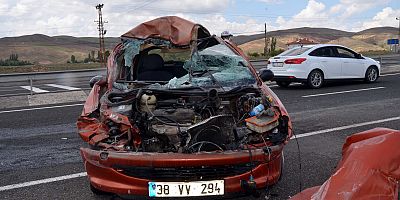Kayseri'de, TIR’a Çarpan Otomobilde 4 Kişilik Aile Yaralandı