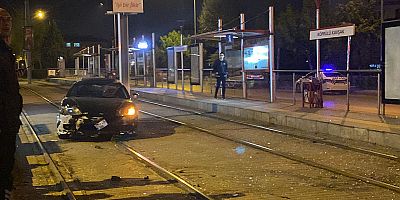 Kayseri’de Tramvay Durağına Giren Aracın Sürücüsü Yaralandı