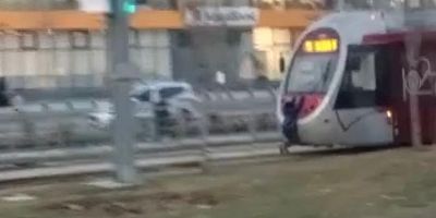 Kayseri’de Tramvaya Tutunan Vatandaştan Tehlikeli Yolculuk