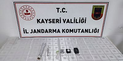 Kayseri’de Uyuşturucu Ticareti Yaptıkları İddiasıyla 3 Şüpheli Yakalandı, 1’i Firari