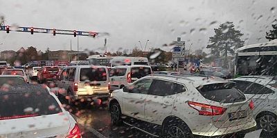 Kayseri'de Yağmur Trafiği Felç Etti