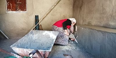Kayseri’de Yaşayan Bir Kadın Eşine Yardımcı Olmak İçin İnşaat İşine Başladı