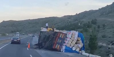 Kayseri’de Yük Dolu TIR Devrildi