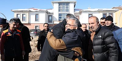 Kayseri’den Deprem Bölgesine 2 Kepçe 4 Kamyon Daha Gönderiliyor