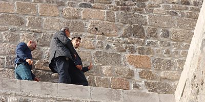 Kayseri Kalesi’nde İntihara Kalkışan Şahsı Film İzler Gibi İzlediler