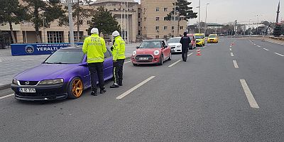 Kayseri Polisinden 40 Noktada Kısıtlama Kontrolü