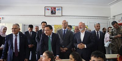 Kayseri Protokolü Miniklerin Karne Heyecanına Ortak Oldu