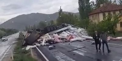 Kayseri TIR’ın Taşıdığı Malzemeler Yola Saçıldı