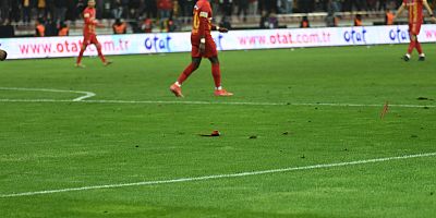 Kayserispor Cephesi Sahaya Yabancı Madde Atılmasına İsyan Etti