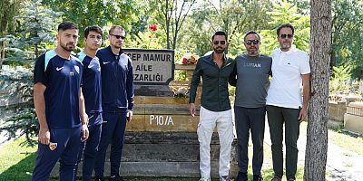 Kayserisporlu Futbolcular Eski Başkanlardan Recep Mamur’un Kabrini Ziyaret Etti
