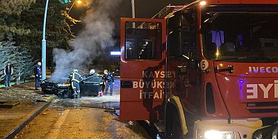Kaza Yapan Araç Küle Döndü Sürücüsü Kayıplara Karıştı