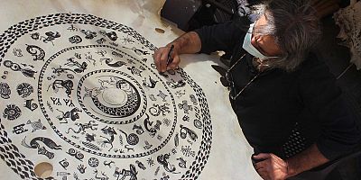 Keçi Derisi Üzerine Türk Mitolojisi Temaları Çiziyor