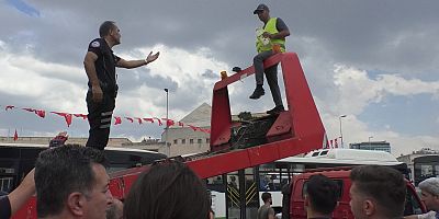 Kendini Yakmak İsteyen Vatandaşı Polis İkna Etti