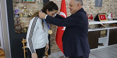 Kick Boks Türkiye Şampiyonu’ndan Başkan Öztürk’e Ziyaret