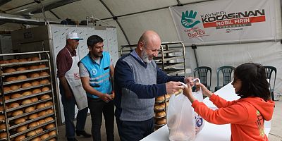 Kocasinan Belediyesi Deprem Bölgesi Türkoğlu’nda Mobil Fırın İle Ekmek Dağıtıyor