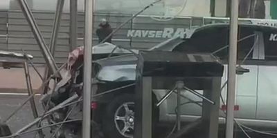 Kontrolden Çıkan Araç Tramvay Durağına Çarptı