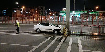 Kontrolden Çıkan Otomobil, Tabela Direğine Çarptı