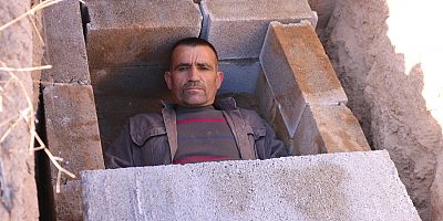 Koronavirüse Dikkat Çekmek İçin Kendi Kazdığı Mezara Girdi