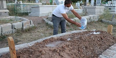Koronavirüsü Yendi, Aynı Hastalıktan Ölen Babasının Kabrini Ziyaret Etti