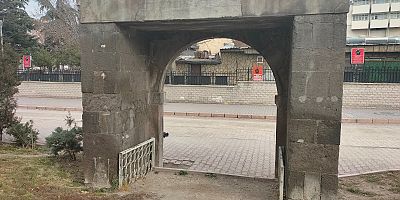 'Külliye'nin Kaderine Terk Edilen Kapısı