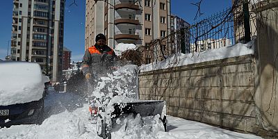 Kumandalı Kar Küreme Araçları İle Kaldırımlar Açılıyor