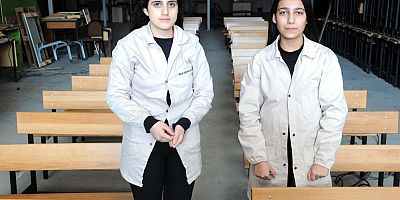 Liseli Beyza ve Ada, Köy Okulları İçin 5 Bin Sıra Tahtası Üretti