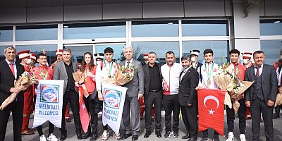 Madalya Kazanan Muaythaiciler Mehter Takımıyla Karşılandı