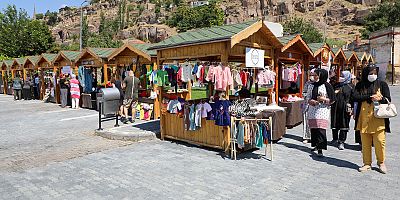 ‘Maharetli Eller’ Yapıyor, Pazarda Alıcısıyla Buluşuyor
