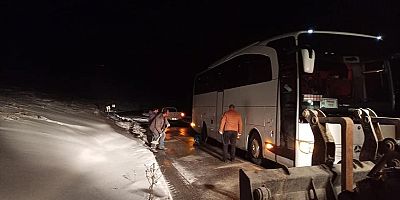Mahsur Kalan Turist Dolu Otobüs Kurtarıldı