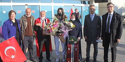 Masa Tenisi Şampiyonu Özge, Çiçeklerle Karşılandı